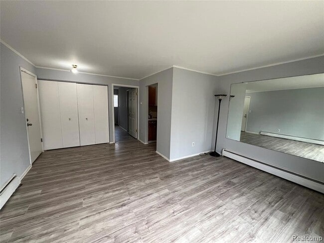 Photo - 31831 Grand River Ave