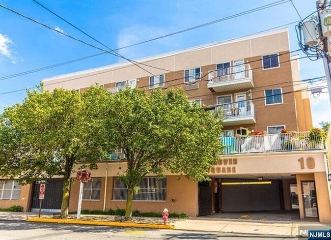 Building Photo - 10 Palisade Ave Unit 2C