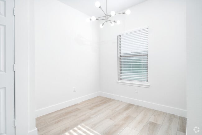1BR, 1BA - 734SF - Dining Room - The Villages at Lost Creek
