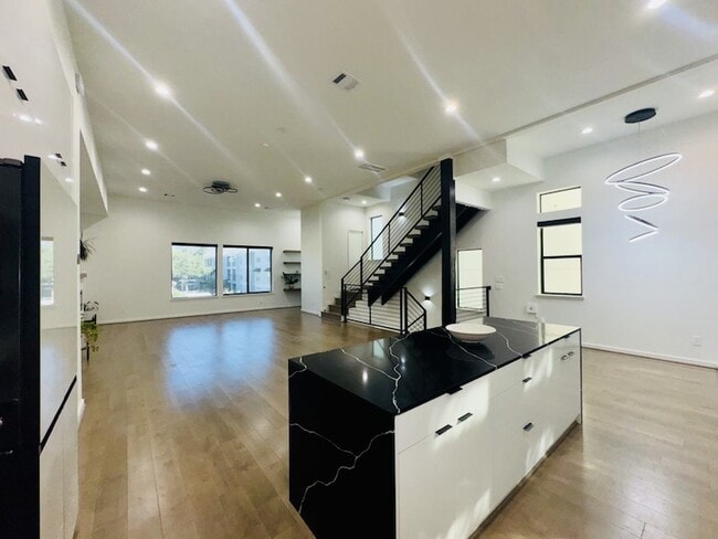 Photo - 525 Memorial Heights Dr