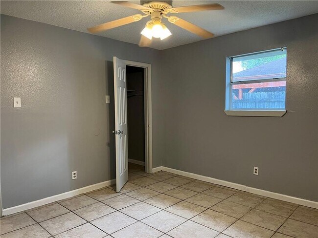 Photo - 8542 Dinkins St