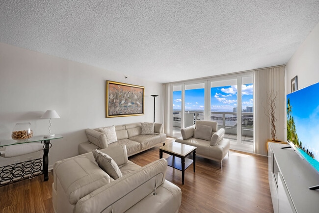 Building Photo - 1717 N Bayshore Dr Unit SI ID1054117P