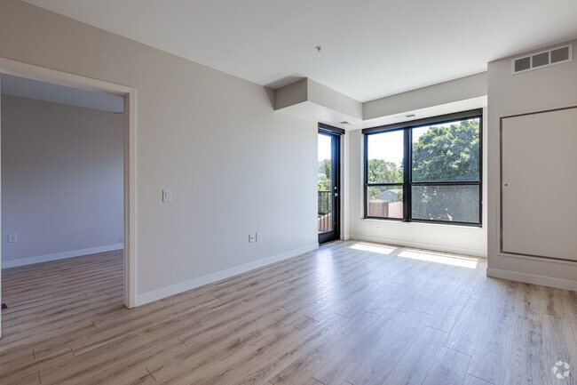 1BR, 1BA - 684SF - Living Room - Ratio