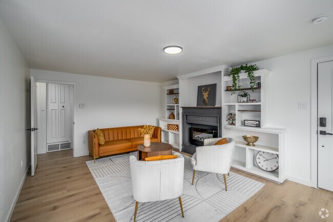 3BR, 2BA - 1,500SF - Living Room - 3732 N Stevens St