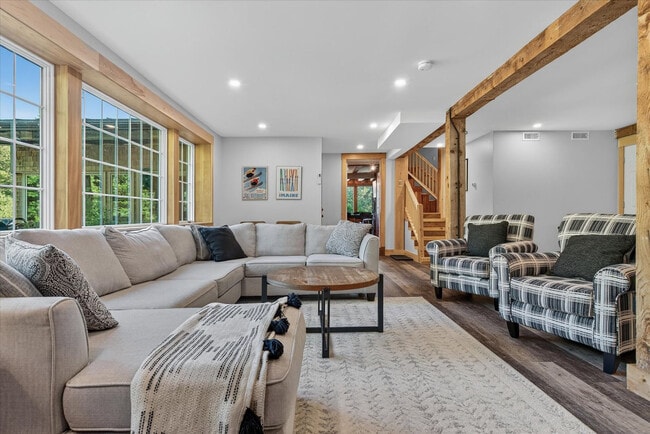 Building Photo - 782 Woods Hill Rd Unit ID1264825P