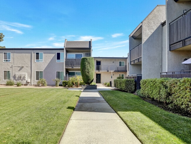 Courtyard - Sturbridge Village Apartments