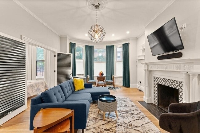 Building Photo - 473 Beacon St Unit 5