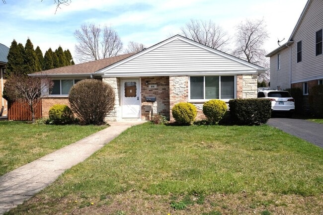 Building Photo - 891 E Grant Dr