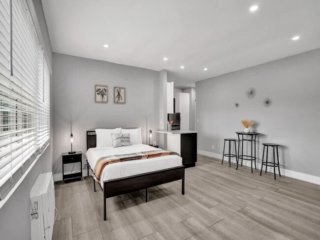 Building Photo - 906 N Riverside Dr Unit SI ID1504065P