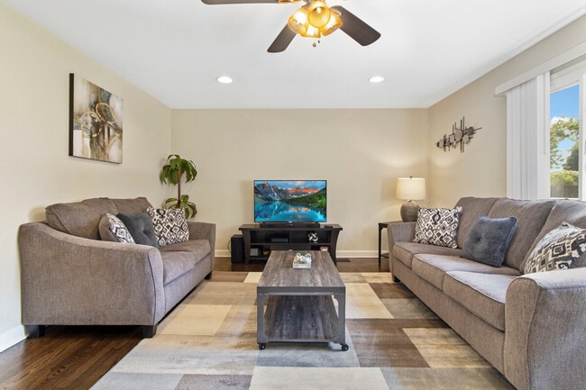 Building Photo - 9424 Sumac Rd Unit ID1285047P