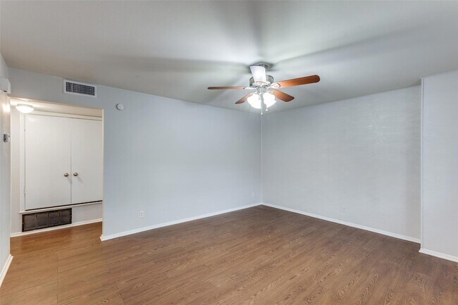 Photo - 1212 Hollow Creek Dr Unit B