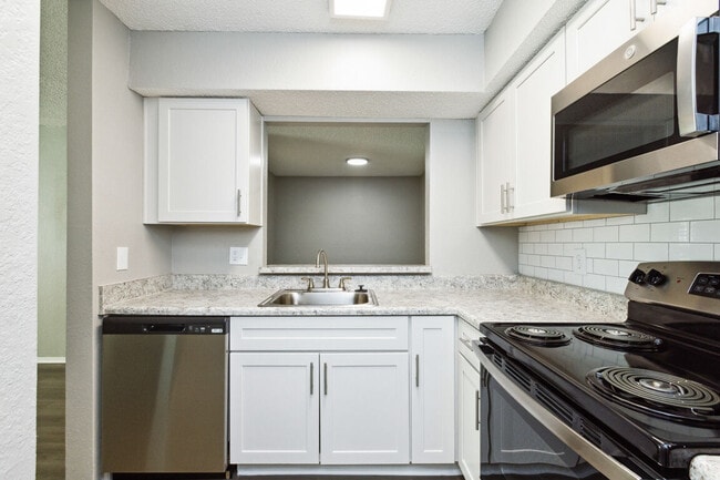 Building Photo - Creekside