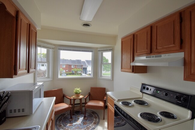 Kitchen w/ Breakfast Nook - Strawberry Ridge Apartments