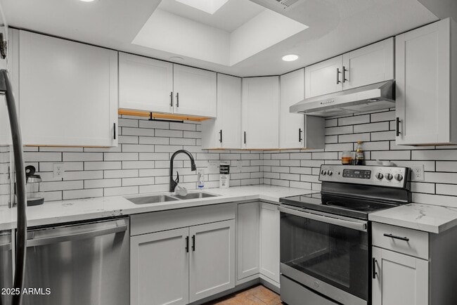 Building Photo - 6008 W Augusta Ave