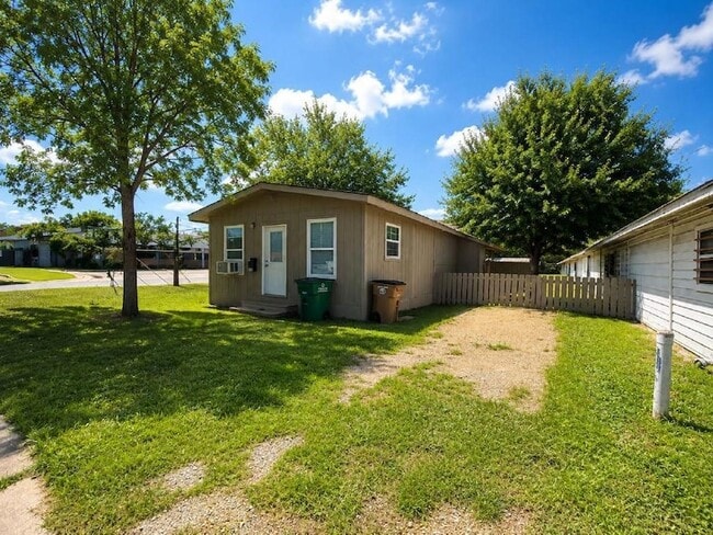 Photo - 610 Gunter St