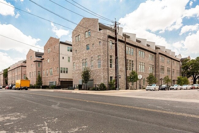 Building Photo - 1201 Shore District Dr