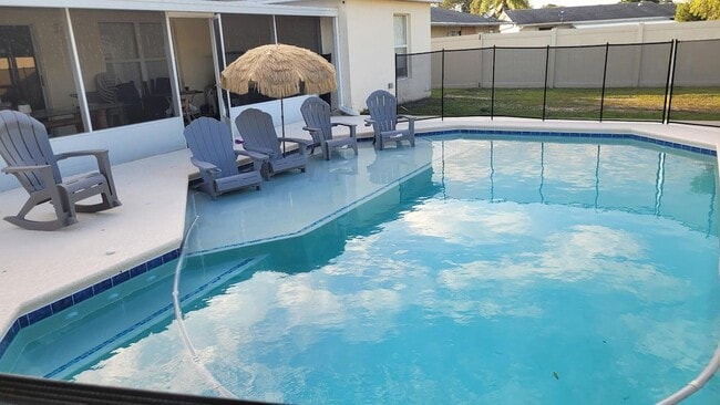 Photo - 365 NW Hibiscus St