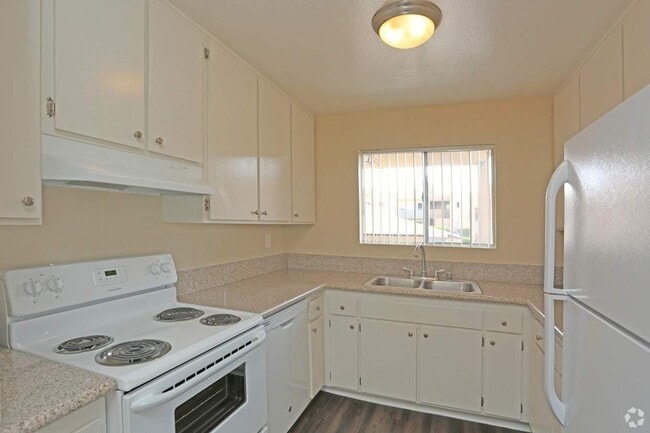 Photo - Villa Pacific Apartments