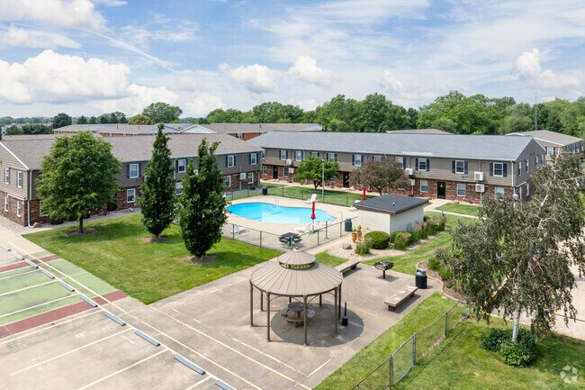 Pool & Gazebo - Westgate Apartments