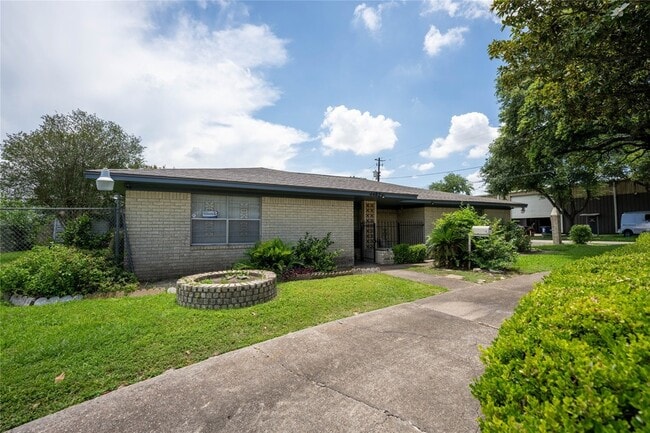 Building Photo - 4402 Balkin St