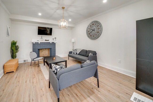 Photo - 2633 Broadway Ave Unit SI ID1385991P