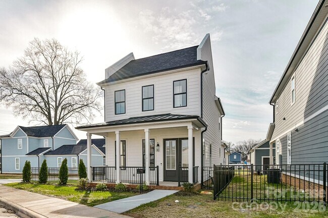 Photo - 121 W F St