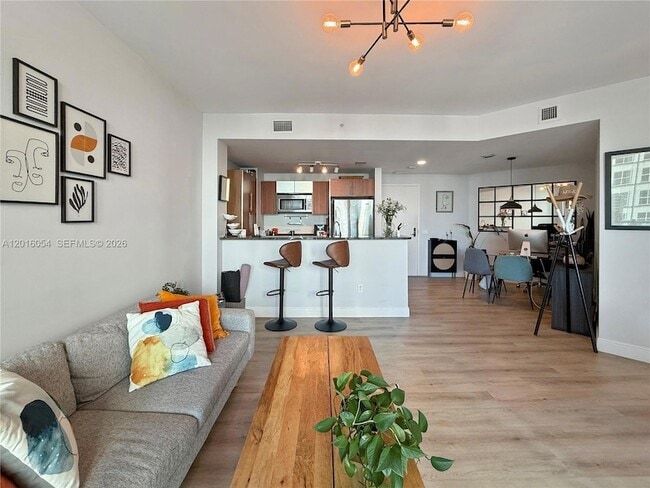 Building Photo - 300 S Biscayne Blvd Unit T1705