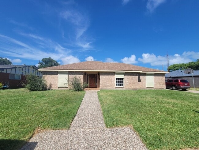 Building Photo - 2626 Beluche Dr