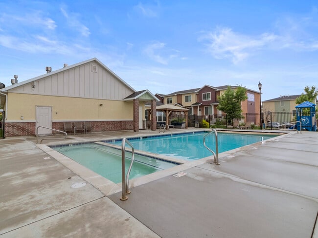 Hot tub and pool - South Ridge Townhomes and Apartments