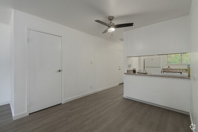 2BR, 1BA - 950SF - Dining Room - Sandpiper Cove