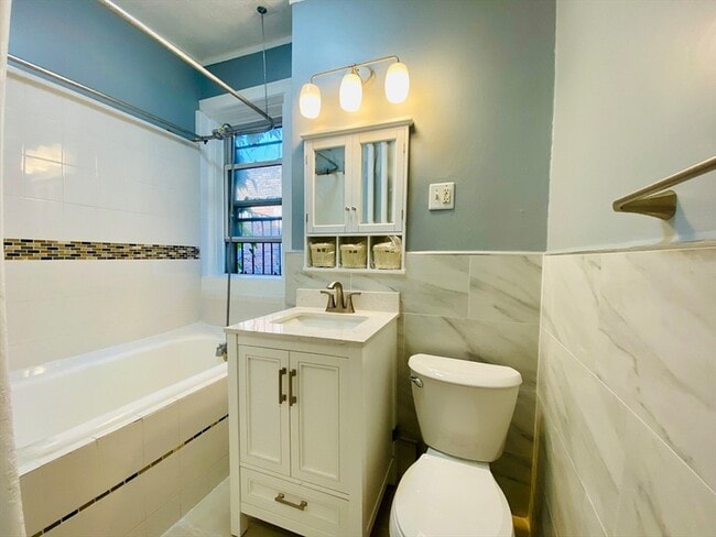 Building Photo - 31 Queensberry St Unit 19