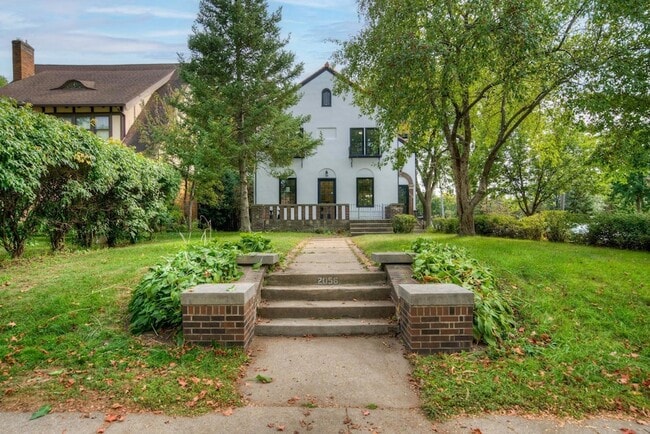 Photo - 2056 Summit Ave