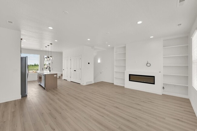 Photo - 570 570 N