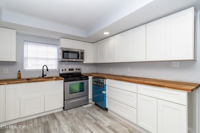 Photo - 770 Mahoney Rd