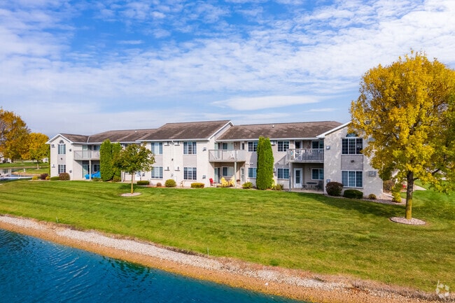 Lakeside Exterior 2 Bed, 2 Bath - Crystal Lake