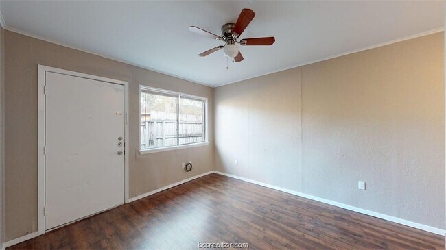 Photo - 204 Lynn Dr Unit B