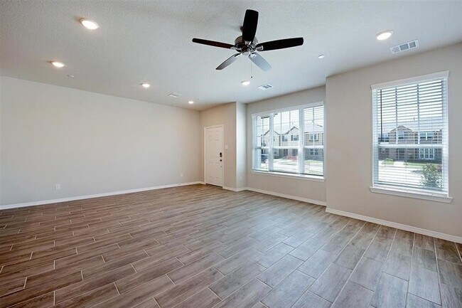 Photo - 8040 Scanlan Trl