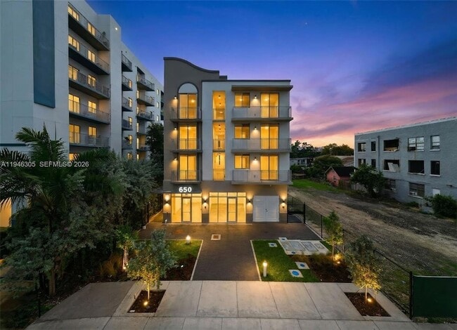 Building Photo - 650 SW 1st St Unit 406