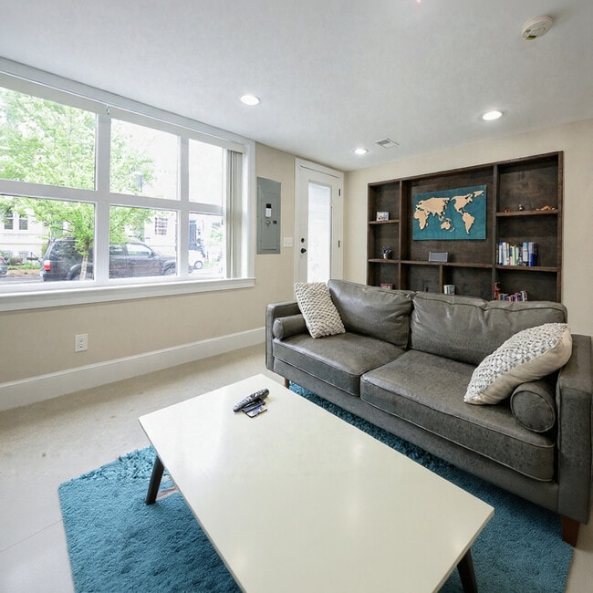 Building Photo - 717 F St NE Unit SI ID1610328P