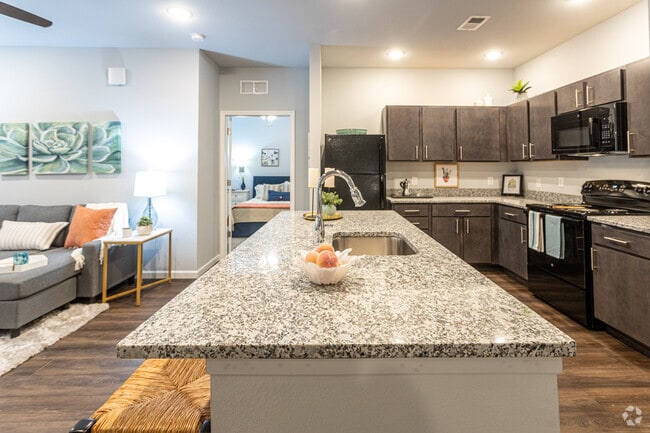 2BR, 2BA - Kitchen - Highview Pointe