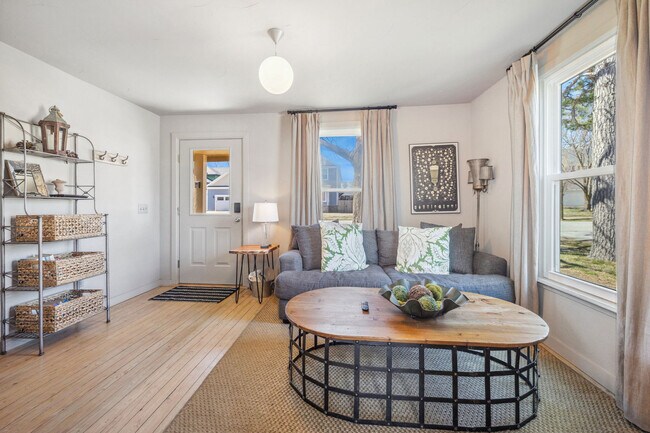 Building Photo - 401 SE C St Unit ID1221940P