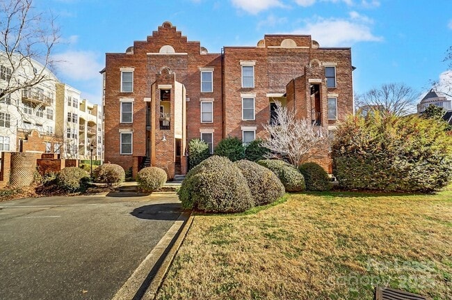 Building Photo - 328 W 6th St Unit 1