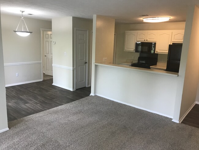 1x1 Kitchen/Dining Room - Harbour Club Apartments