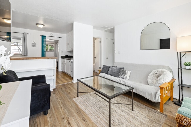 Interior Photo - 512 Paulding Ave