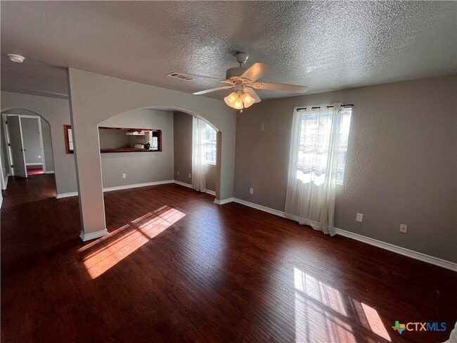 Photo - 613 S L B J Dr