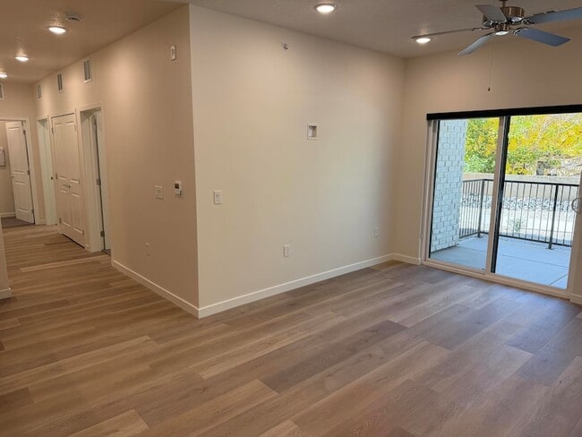 Photo - 983 W State St