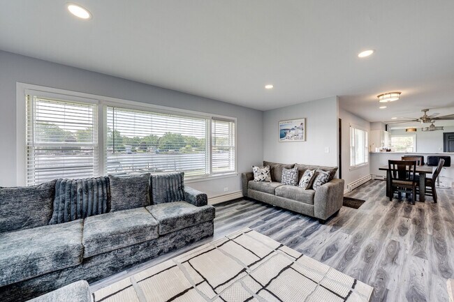 Photo - 811 N River Rd Unit ID1306762P