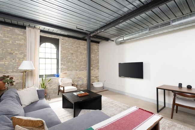 Building Photo - 1009 W Juneau Ave Unit ID1379001P