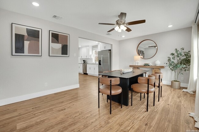 Photo - 839 Oasis St