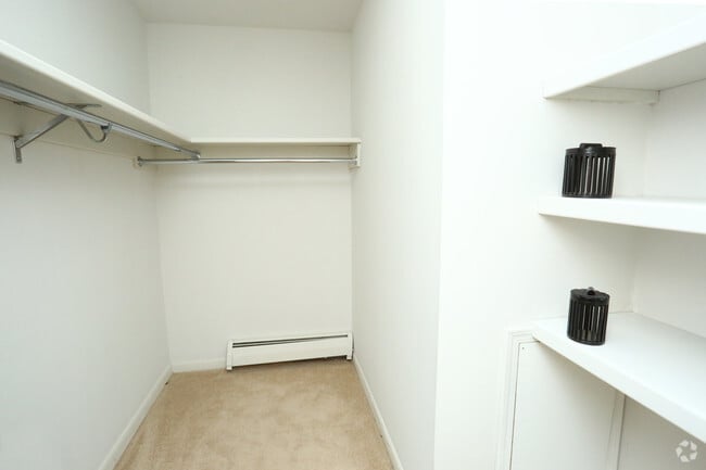 1BR, 1BA - 800 SF - Apple Ridge Apartments - Livonia, MI